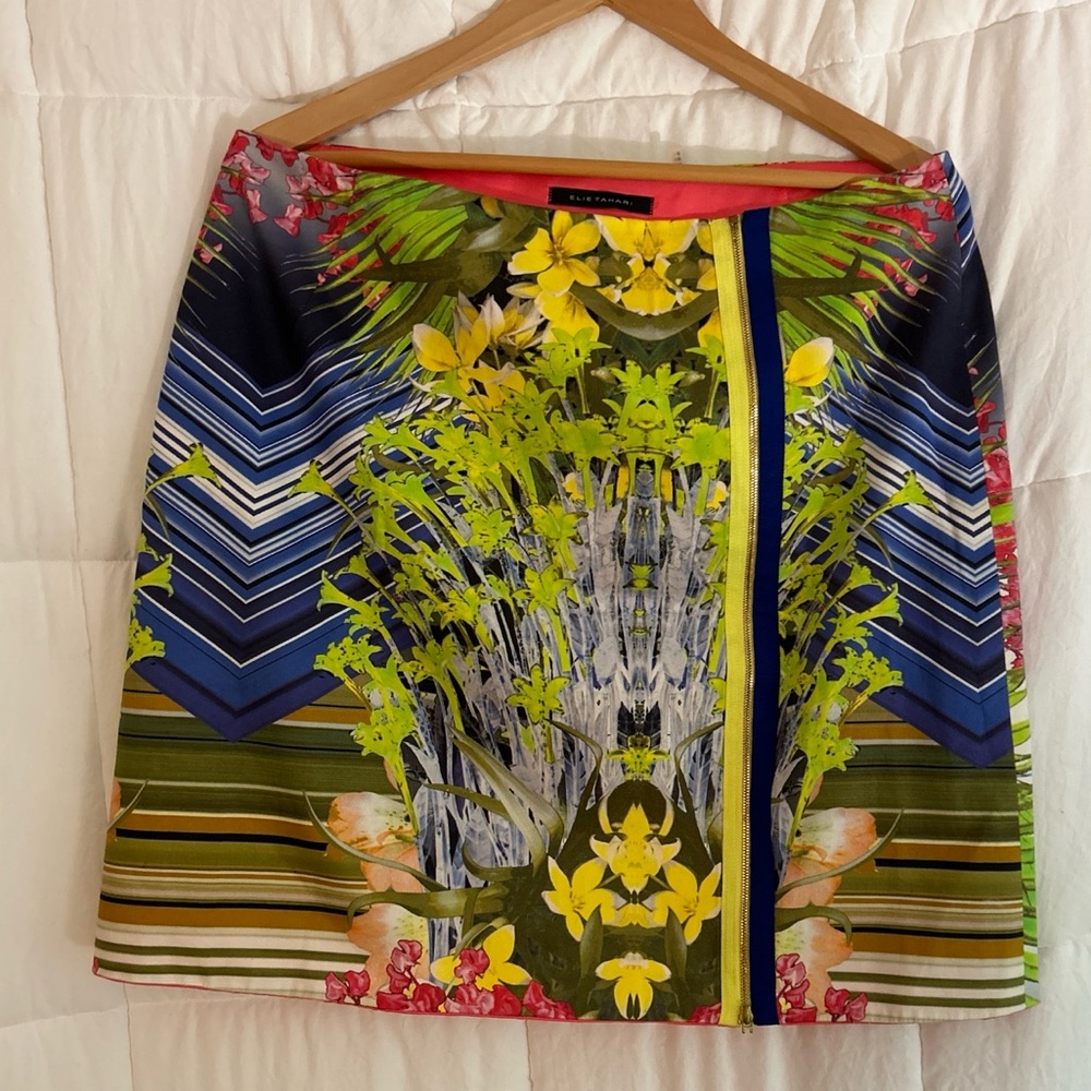 Vintage Tahari mini skirt, size 12, gorgeous colors and playful zipper
